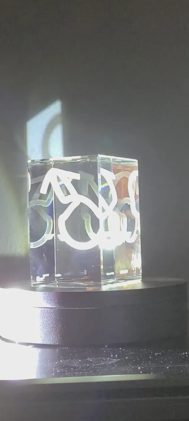 Le Digraphe Morpho Genre! sculpture verre 6x6x9 cm