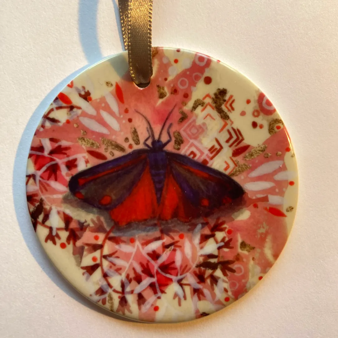 Helena Perry Cinnabar Moth décoration porcelaine ruban doré