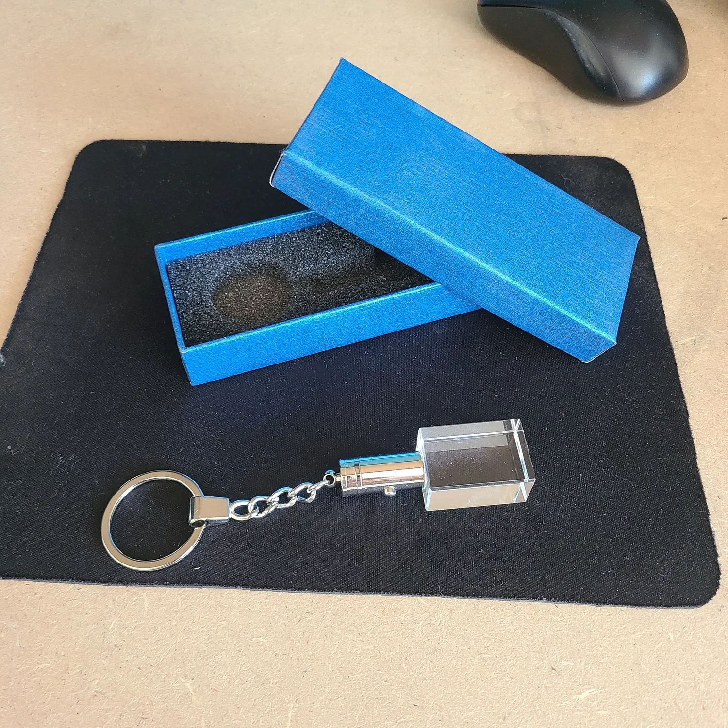 Le Digraphe Cristallin porte-clés lumineux bloc verre gravé