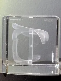 Morpho Genre bloc de verre sculpture numérotée 6x6x9cm