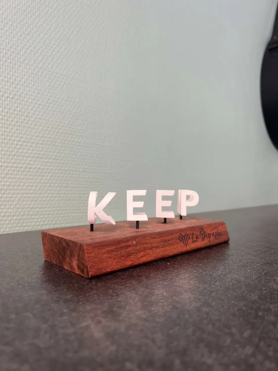 Le Digraphe Keep Calm digraphe socle padouk couple
