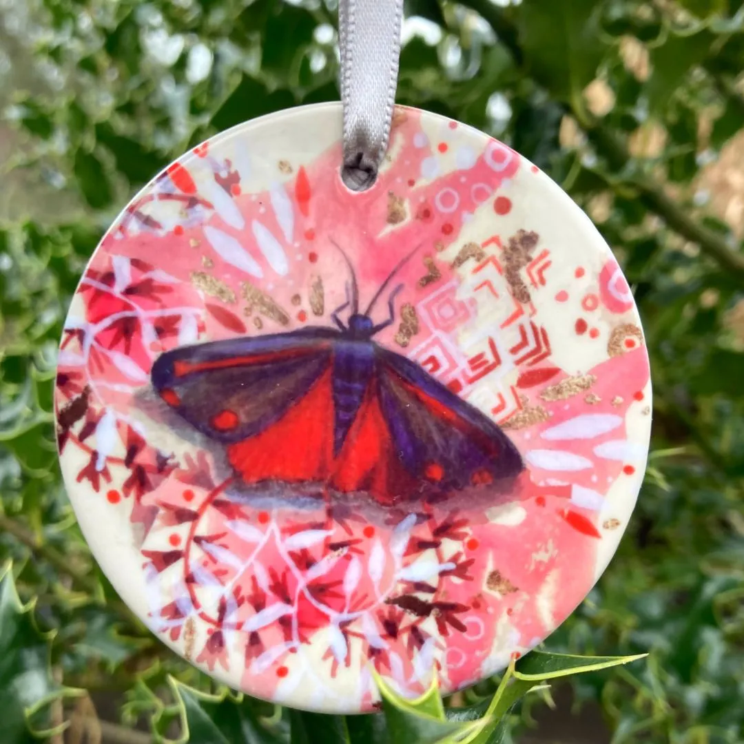 Helena Perry Cinnabar Moth décoration porcelaine ruban doré