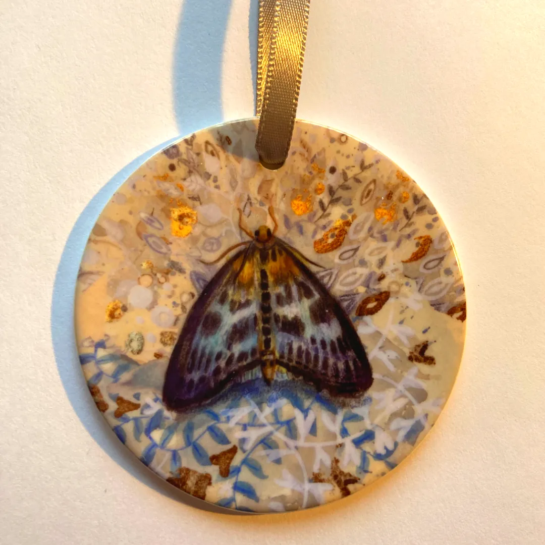 Helena Perry Small Magpie Moth ornement porcelaine sapin