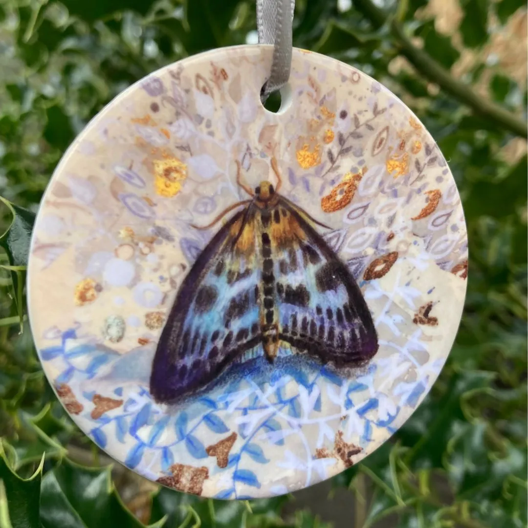 Helena Perry Small Magpie Moth ornement porcelaine sapin