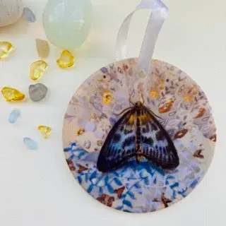 Helena Perry Small Magpie Moth ornement porcelaine sapin